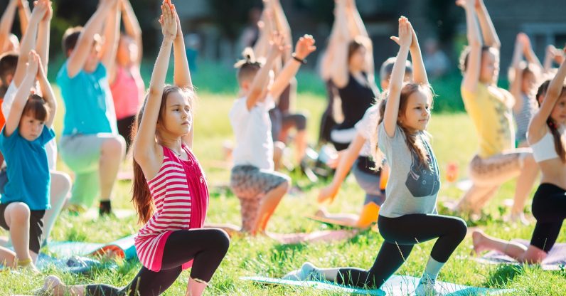 Enfants qui font du yoga